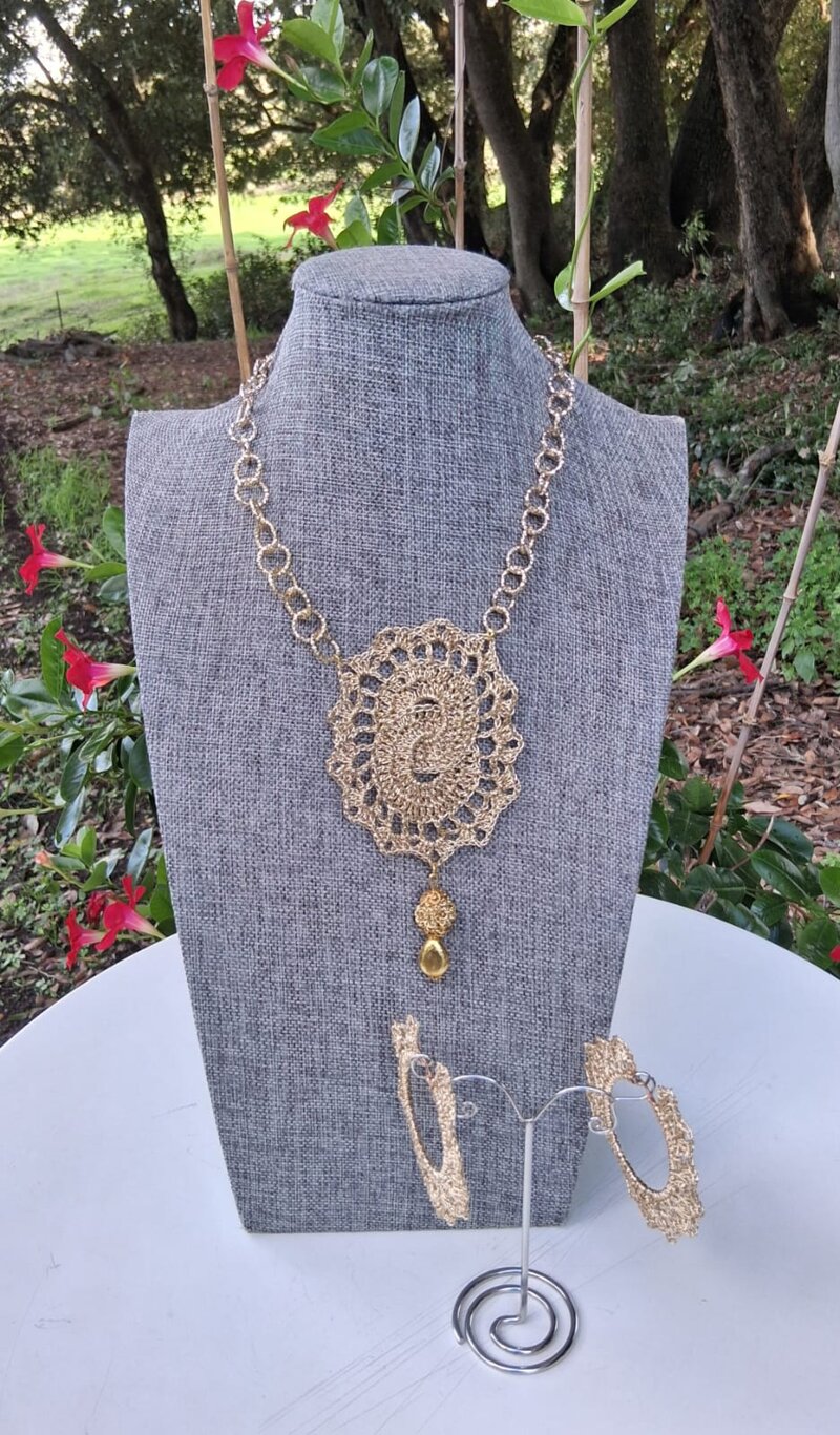 collana-e-orecchini-coordinati-crochet