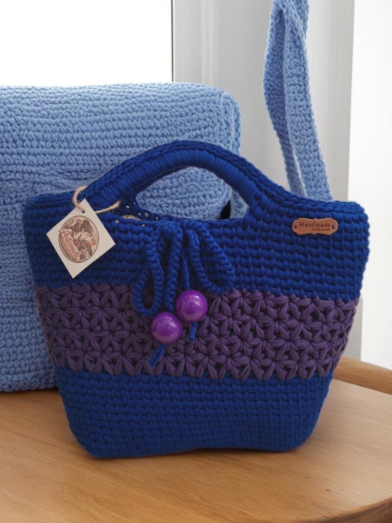 Borsa artigianale in fettuccia elastica con perle viola fatta a mano
