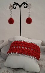 set-bracciale-rosso-crochet-e-orecchini-pompon-rossi