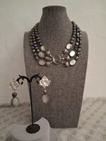 set-collana-con-cammeo-centrale-madreperla-e-orecchini-pendenti-coordinati