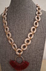 set-collana-e-orecchini-artigianali-con-frange-bordeaux