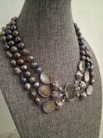 set-collana-con-cammeo-centrale-madreperla-e-orecchini-pendenti-coordinati