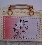 borsa-crochet-fatta-a-mano-con-manici-in-legno-e-decorazione-dipinta