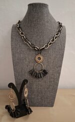 set-collana-e-orecchini-nero-e-oro-handmade