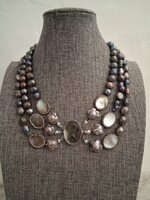 set-collana-con-cammeo-centrale-madreperla-e-orecchini-pendenti-coordinati