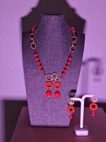set-coordinato-collana-e-orecchini-geometrici-rossooro