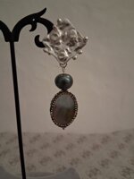 set-collana-con-cammeo-centrale-madreperla-e-orecchini-pendenti-coordinati