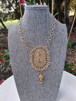 collana-e-orecchini-coordinati-crochet