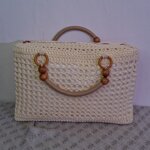 borsa-crochet-fatta-a-mano-con-manici-in-legno-e-decorazione-dipinta