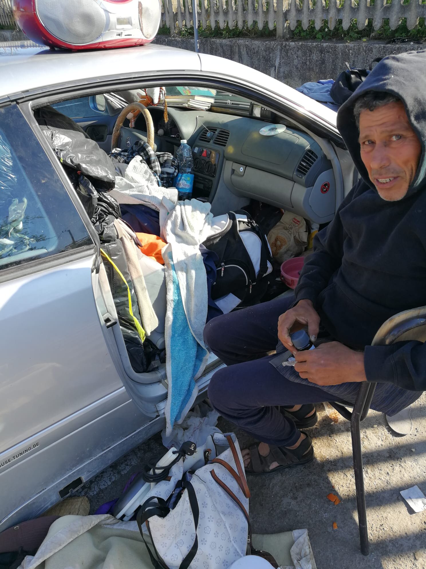 Beneficenza in collaborazione con Caritas, privati e PD per senza tetto malato cronico