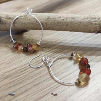 orecchini autunno pendenti con chips in pietre dai colori delle foglie autunnali