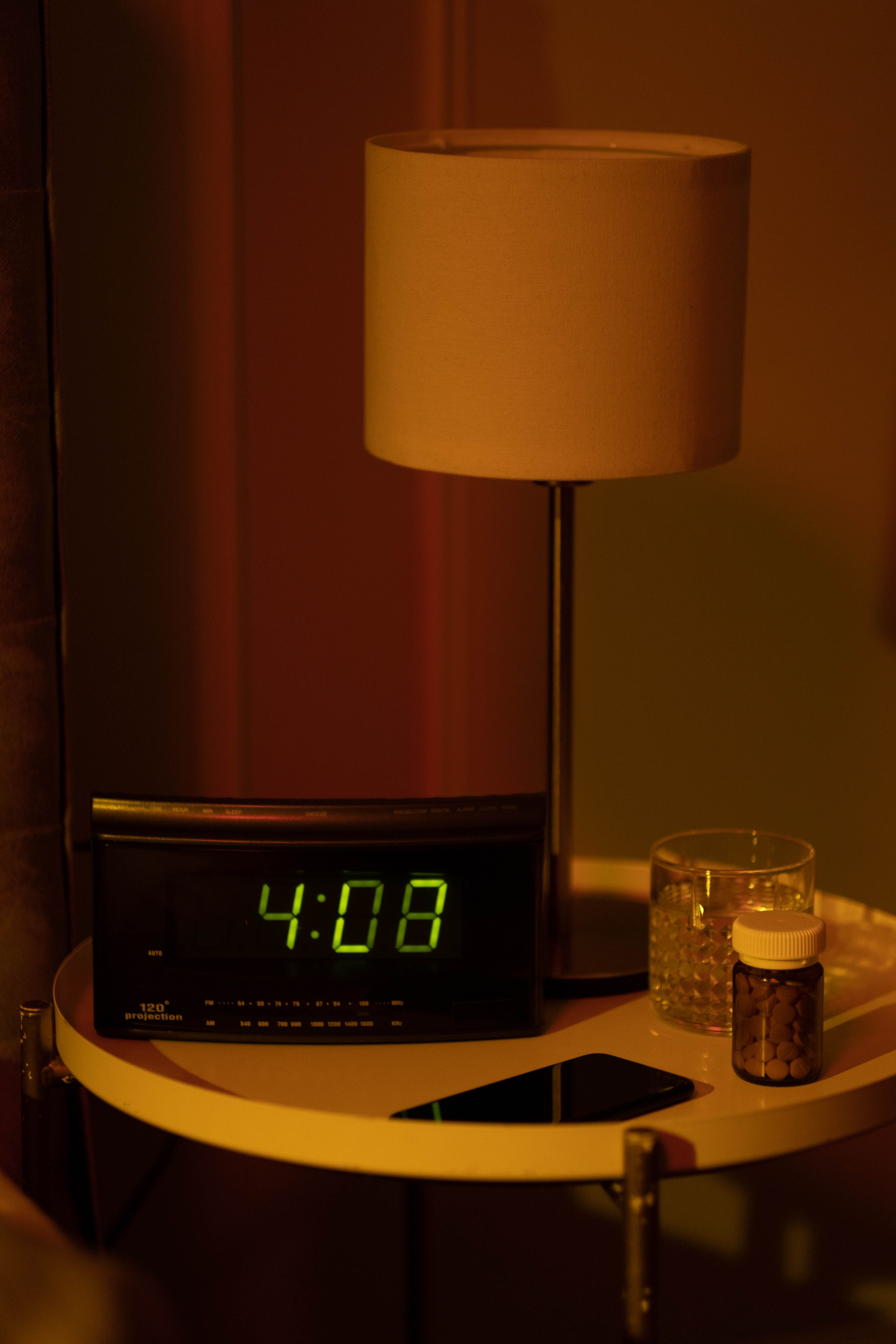 Ti svegli sempre tra le 2 e le 4 del mattino? Non è sempre colpa dello stress: può essere la glicemia (e la menopausa può amplificare il problema)