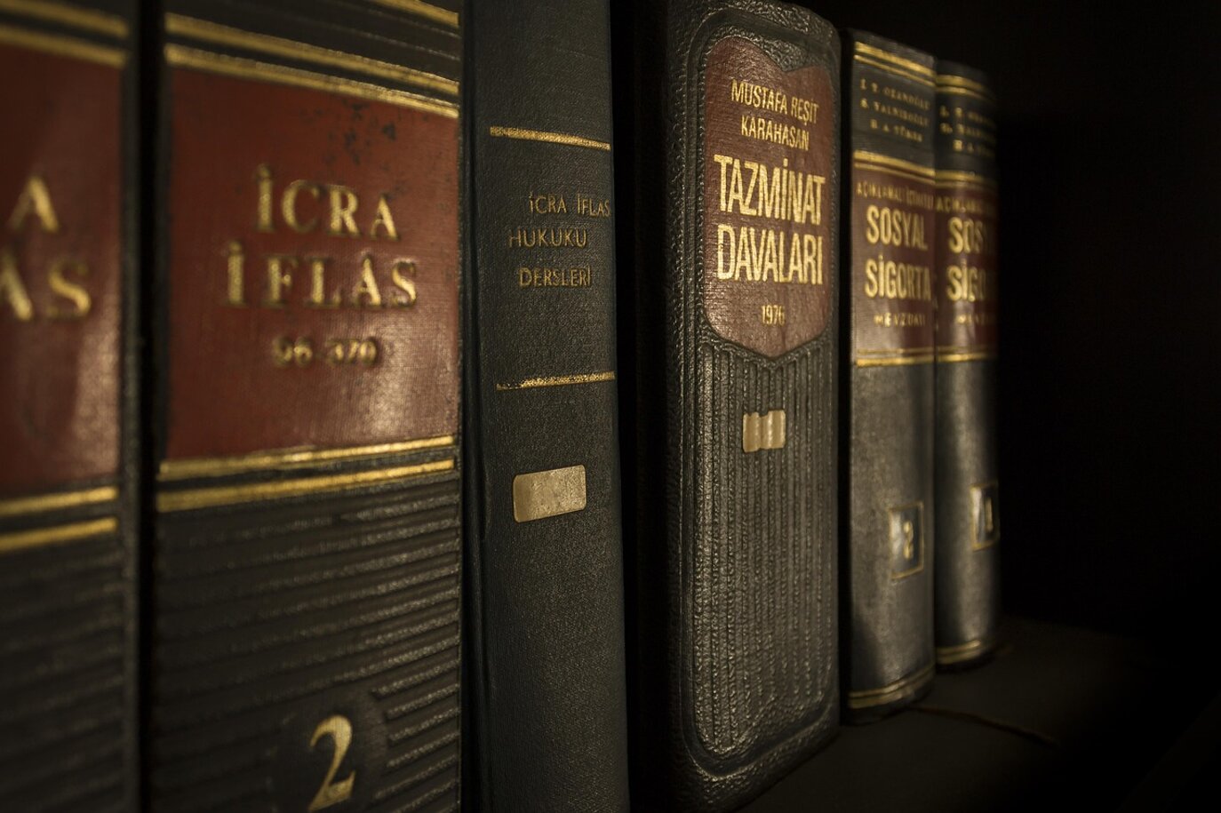 Libri antichi di diritto in una biblioteca
