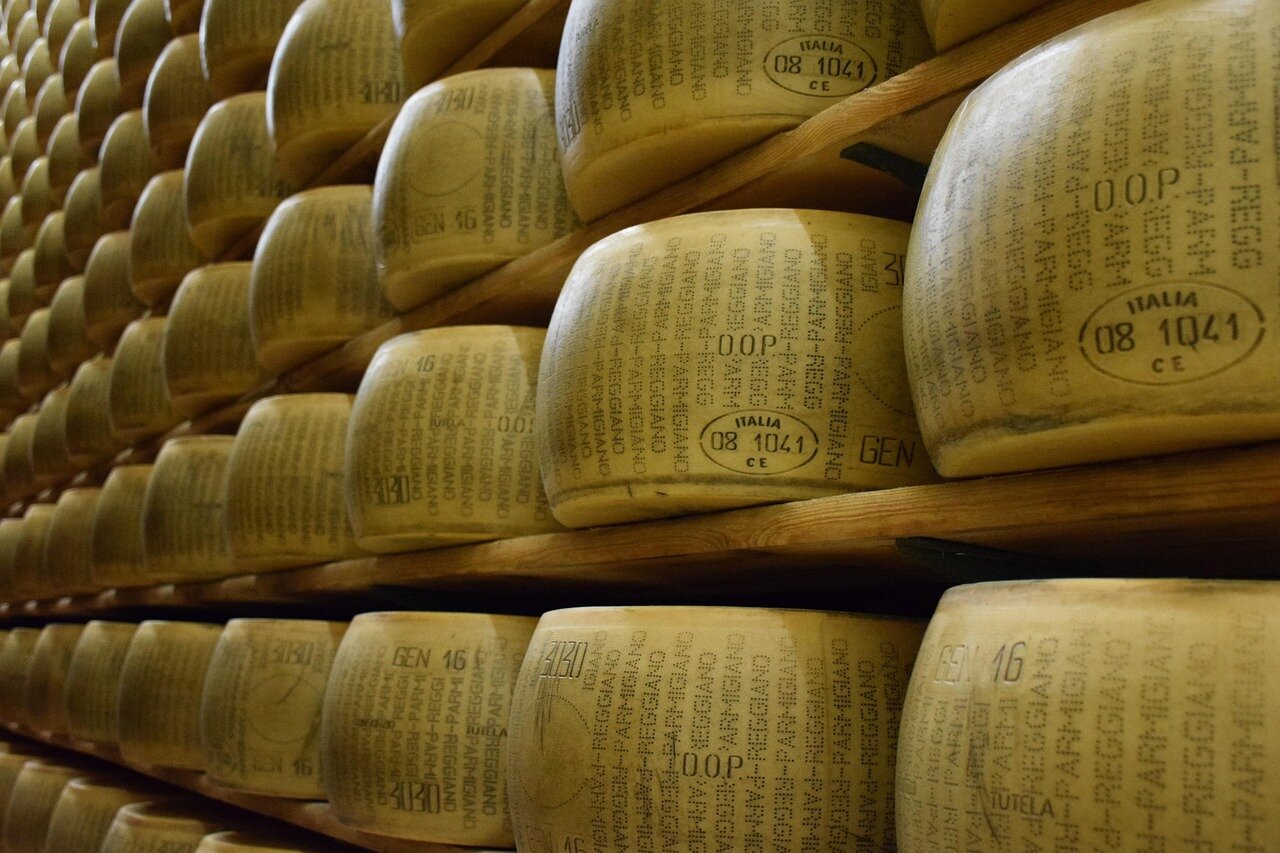 Guerra dei formaggi: Usa applicano dazio del 30% al Parmigiano, Roma in allarme