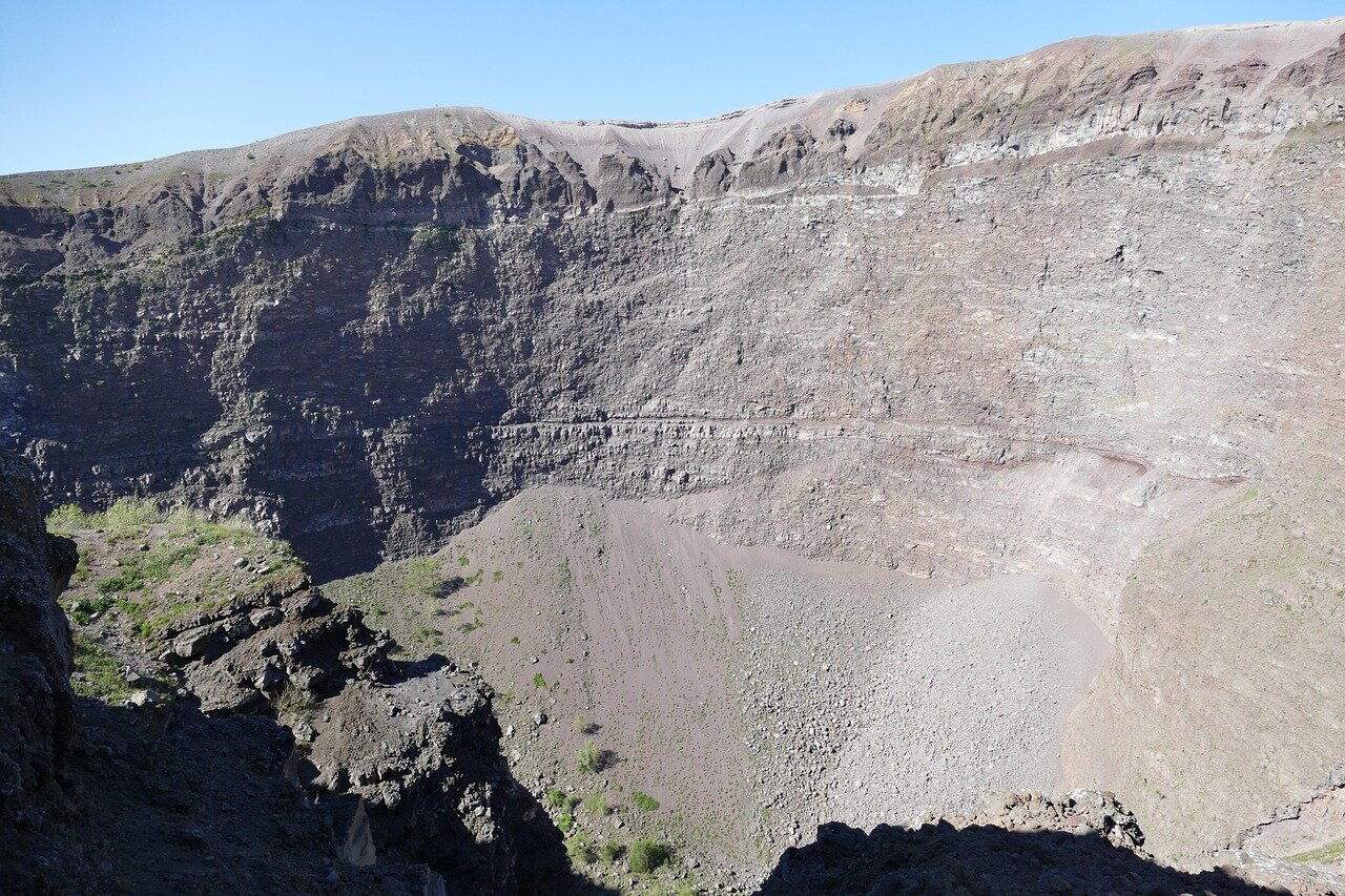 Vesuvio, sentieri chiusi e massiccio dispiegamento aereo: cosa sta succedendo davvero sull’incendio del Monte Somma
