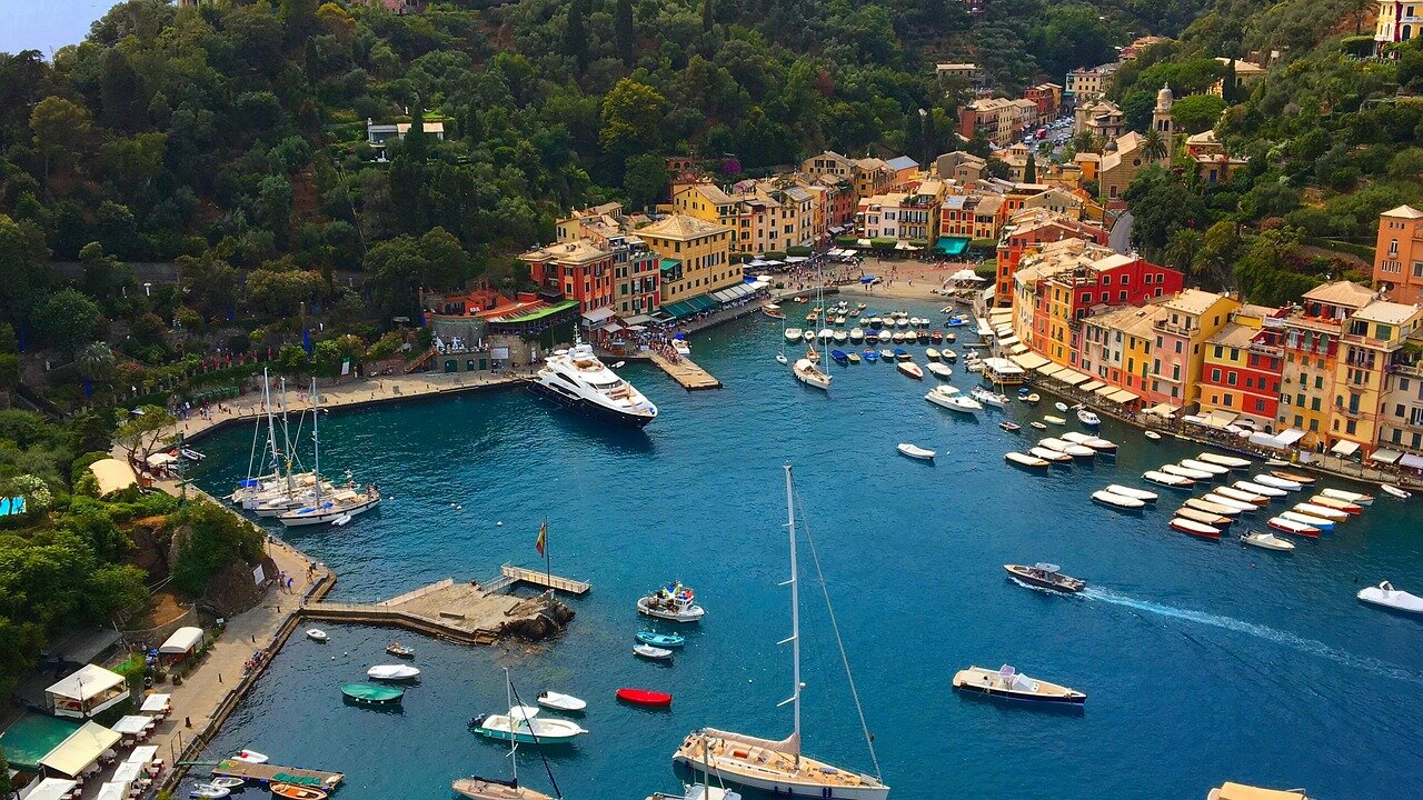 Cancelli e restrizioni: Portofino vieta costumi, picnic e alcool in strada
