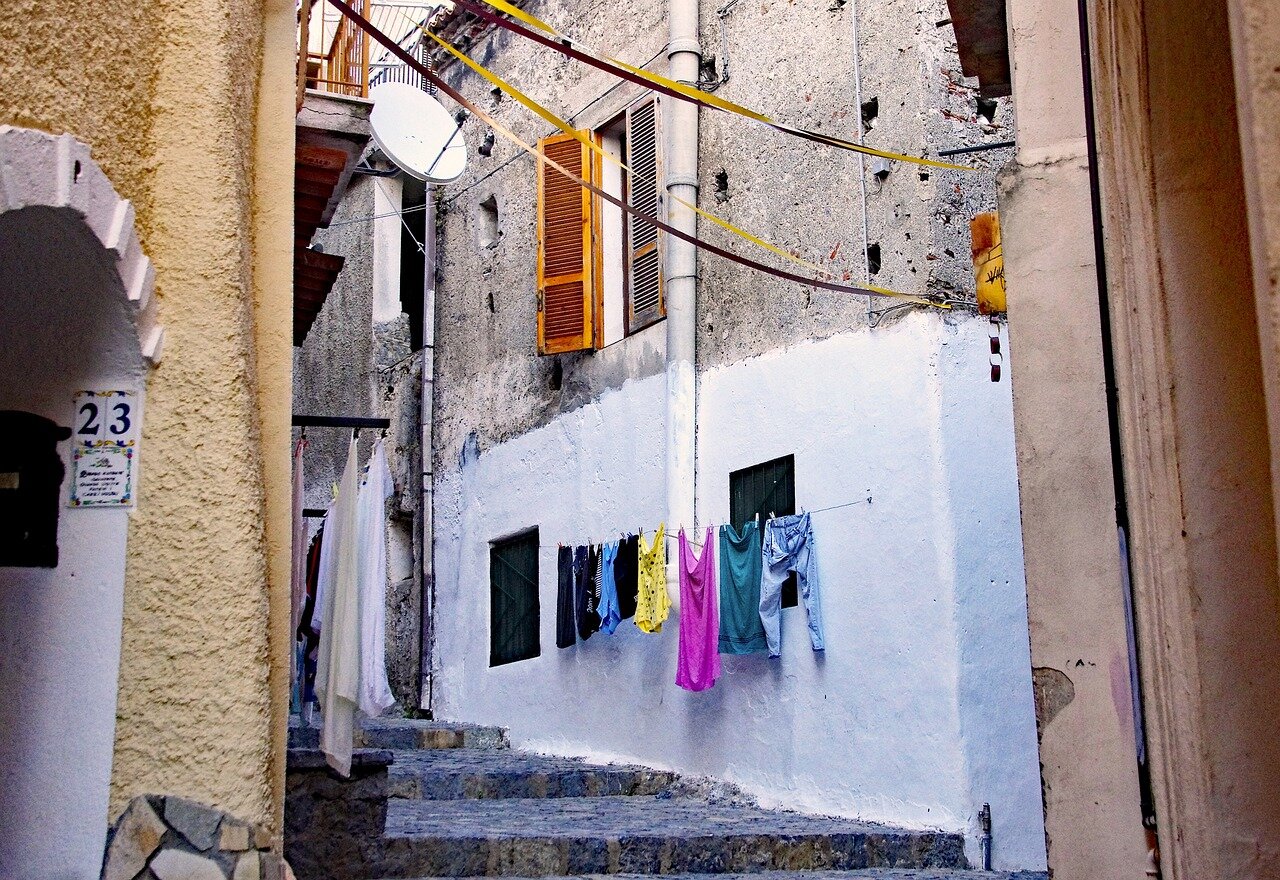 Stendere i panni sul balcone in condominio: le regole e quando scatta la rimozione dello stendino