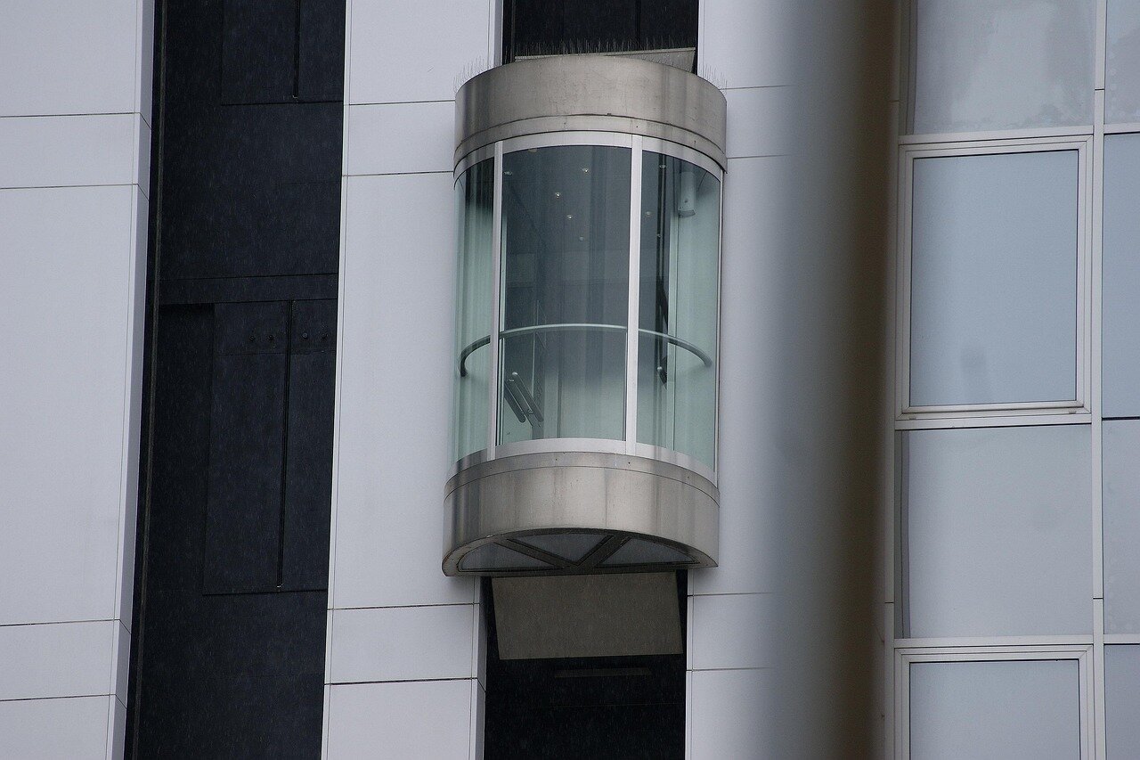 Condominio, spetta un risarcimento se l'ascensore si blocca e se sono state ignorate le segnalazioni: nuova sentenza