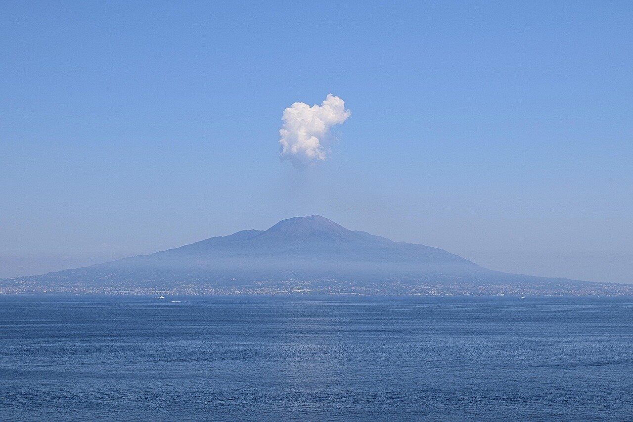 Incendio sul Vesuvio: distrutti oltre 400 ettari