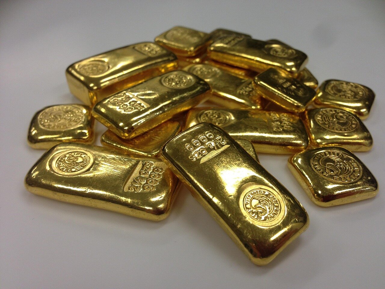 Mercati in Subbuglio: oro alle stelle, tensioni commerciali e segnali di rallentamento
