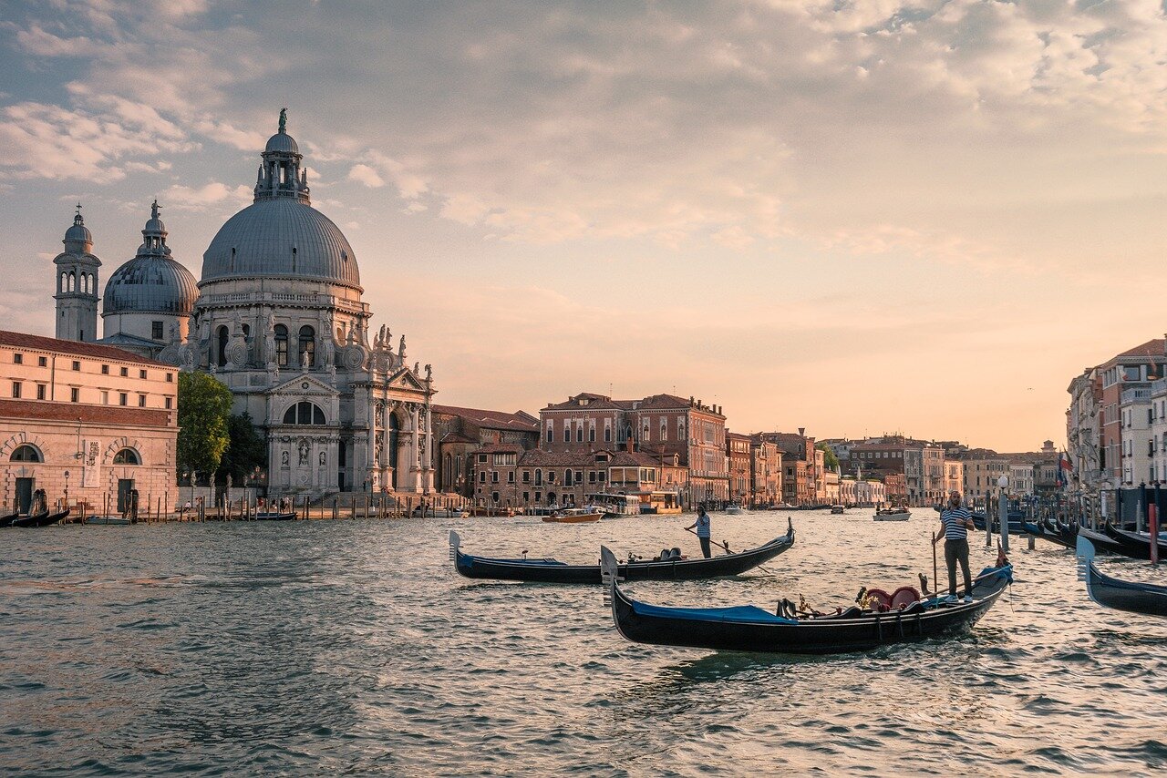 Venezia 82: Emanuela Fanelli aprirà il festival con ironia e profondità