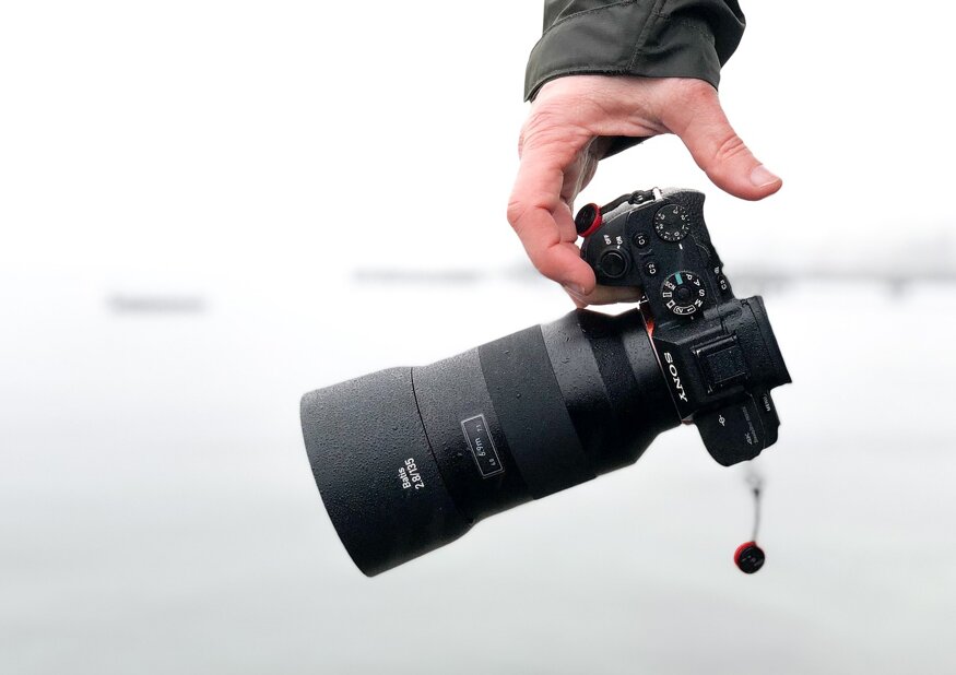 sony A7 IV in mano a un videomaker sul set sony A7 IV in mano a un videomaker sul set