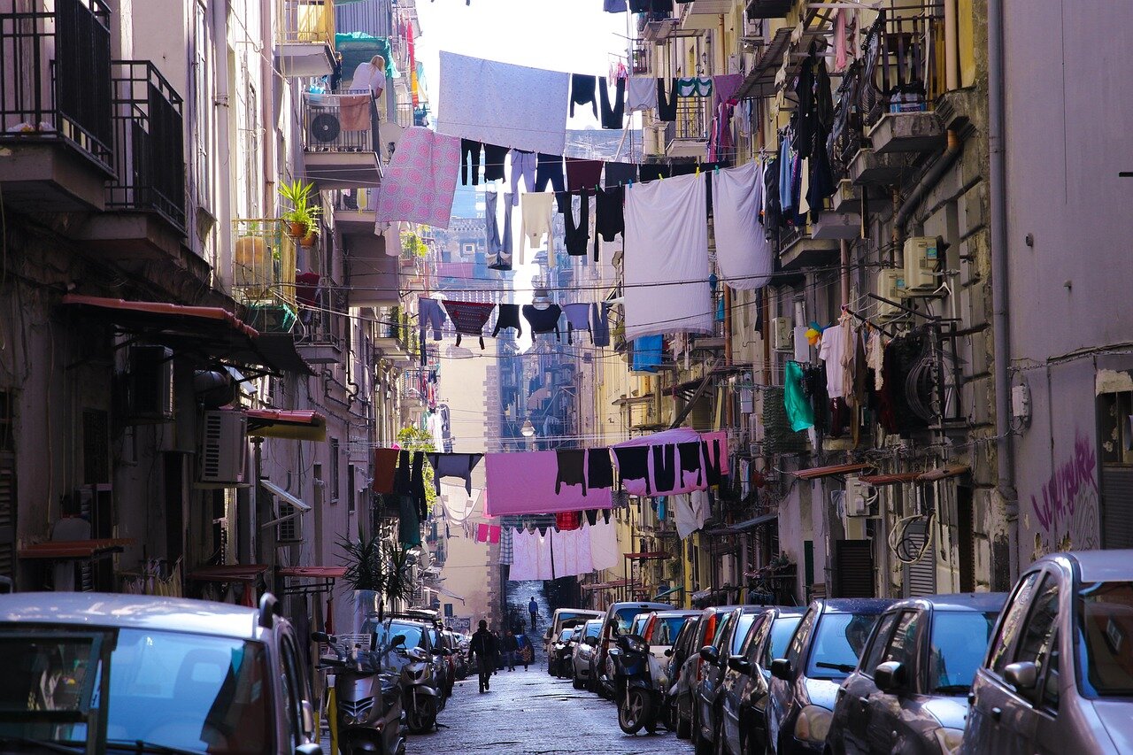 Napoli, dramma in famiglia: donna aggredita dal marito reagisce e lo uccide