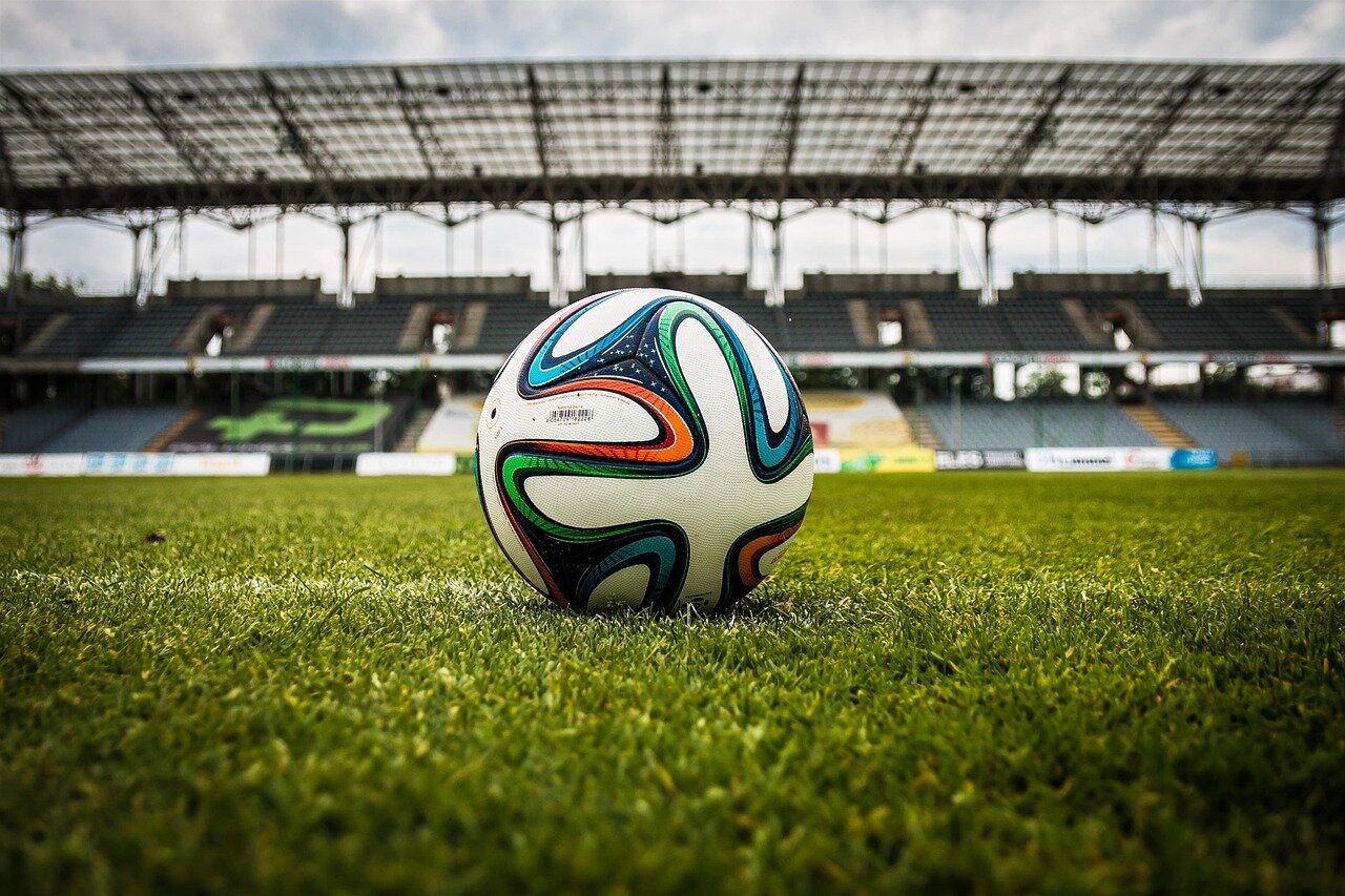Calcio europeo: Liverpool tenta maxi-offerta, mercato scatenato e finale di Champions in vista