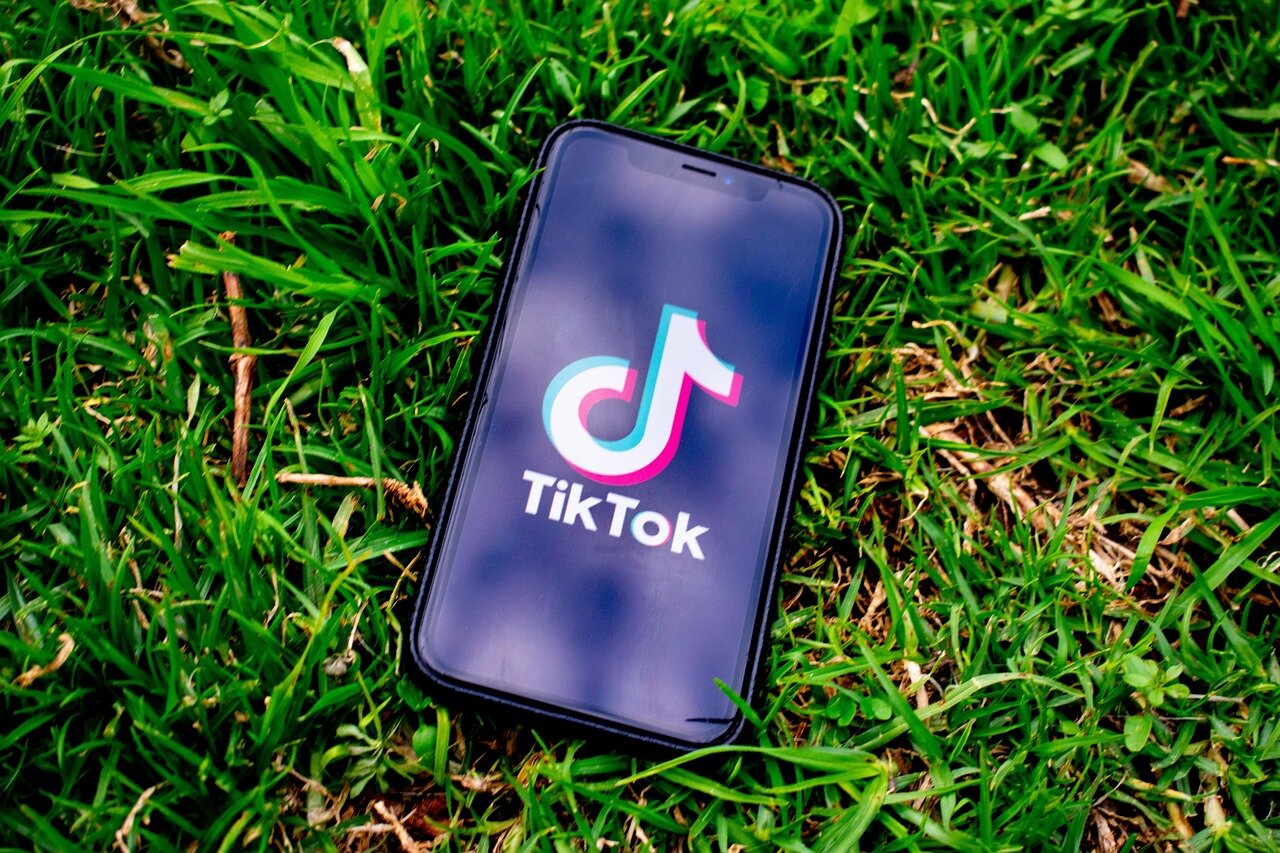 TikTok introduce fact-checking con contributi degli utenti