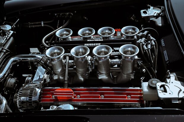 Motore V8 benzina ad alte prestazioni con collettori di aspirazione in vista