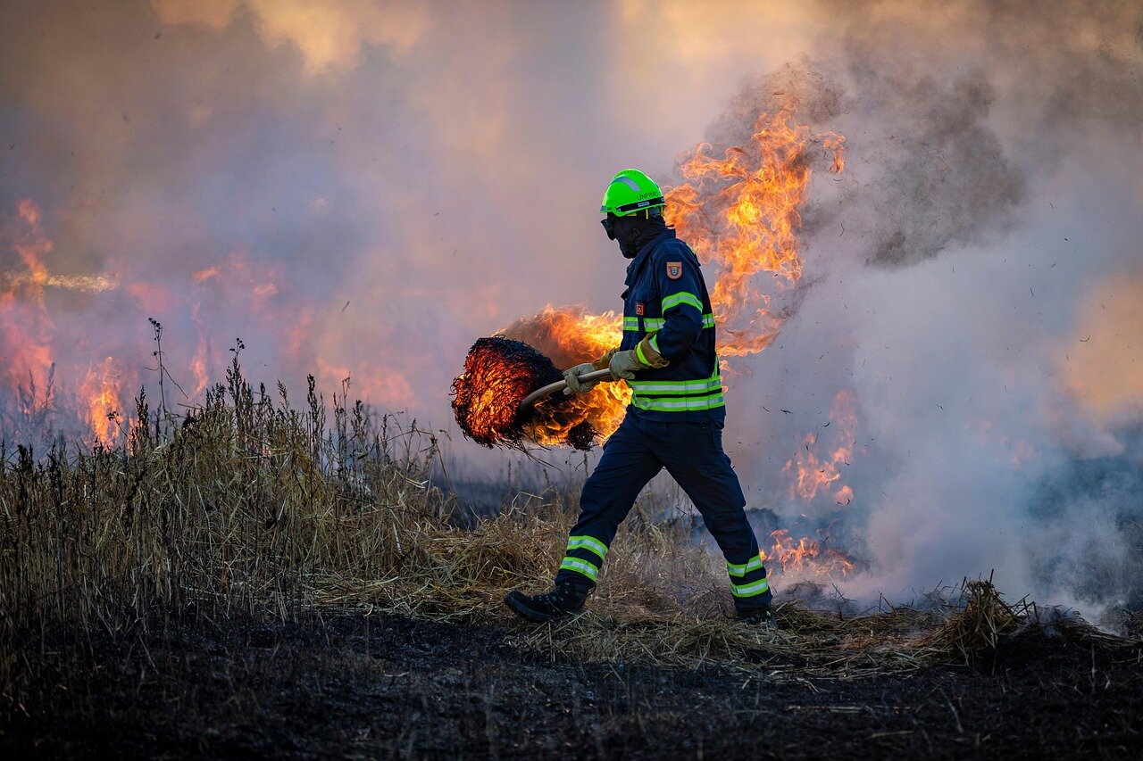Incendio in un deposito chimico a Torino: paura e nube tossica Incendio in un deposito chimico a Torino: paura e nube tossica