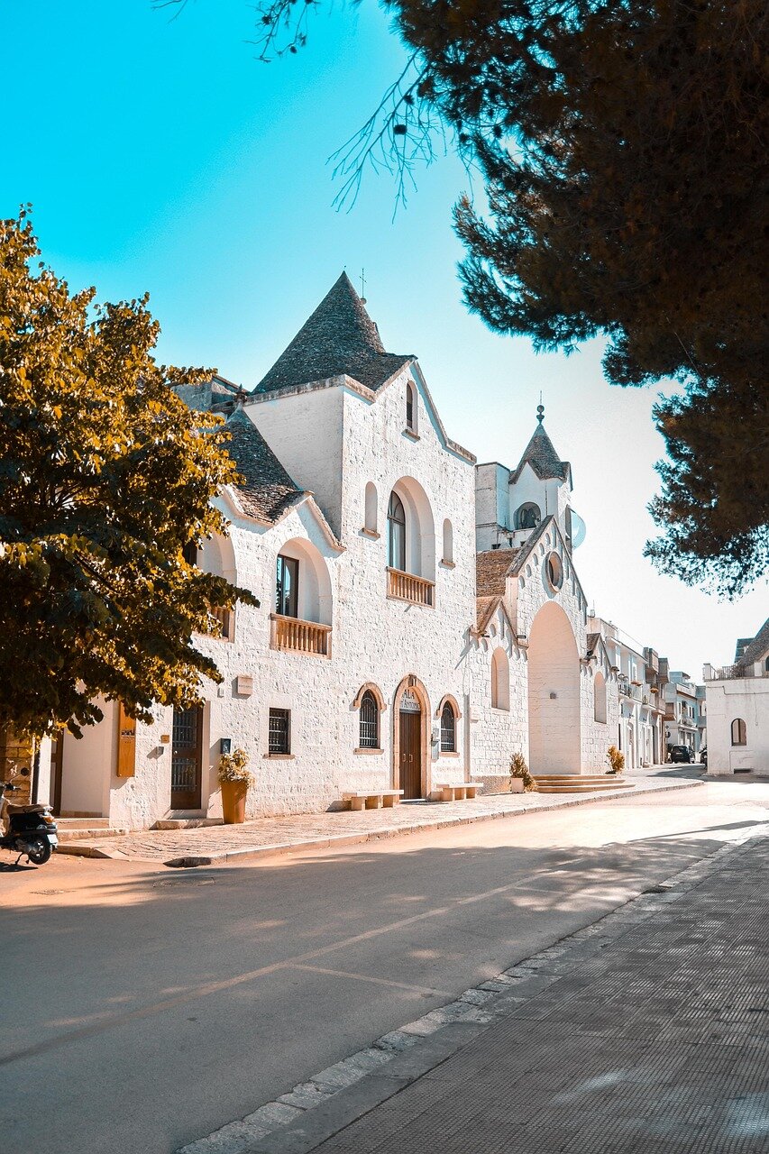Puglia: L&rsquo;Abbagliante Bellezza tra Pietra Bianca e Azzurro Mare