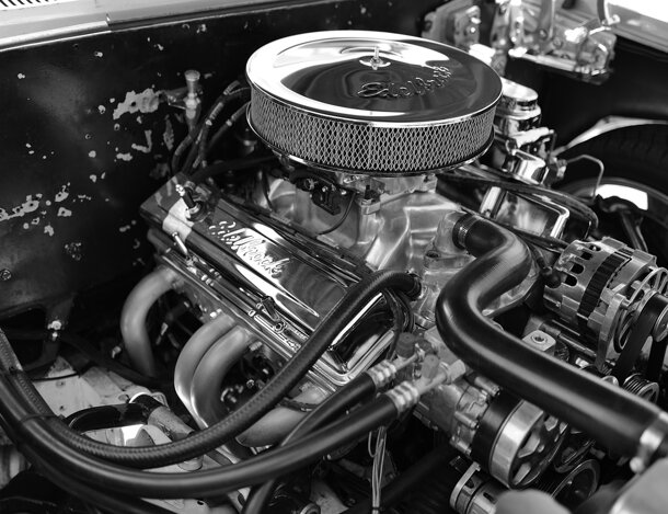 Motore V8 benzina ad alte prestazioni con collettori di aspirazione in vista