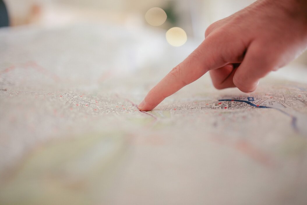 Un dito scorre sulla mappa stradale per individuare le sedi di servizio