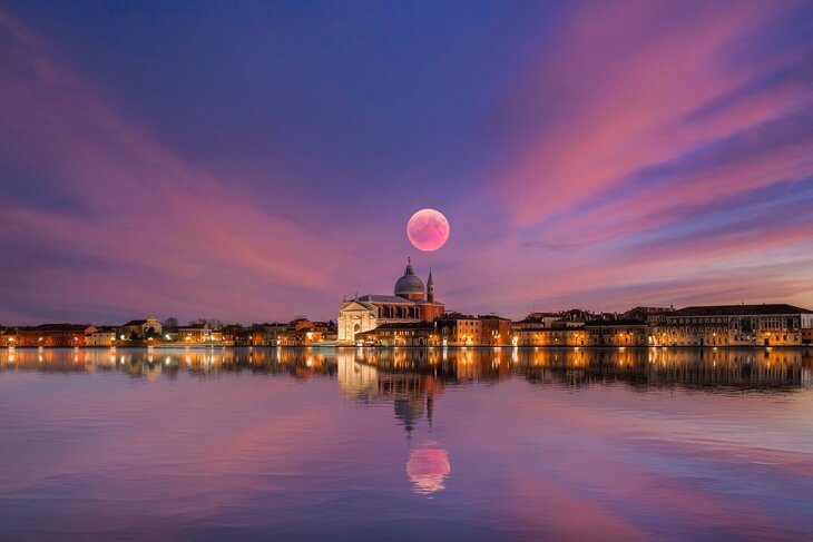 luna riflessa sul mare. Yakamoz